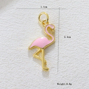 Dettaglio pendente fenicottero rosa smaltato con misure 1,1x2,4 cm e peso di 0,8 g