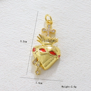 Detalle del colgante de corazón esmaltado en oro de 18k con medidas 3,2 cm y peso de 2,6g