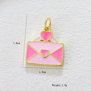 Dettaglio del ciondolo a busta con cuore in smalto rosa, altezza 1,8 cm e larghezza 1,3 cm