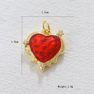 Vista macro del colgante de corazón de esmalte rojo en cobre chapado en oro de 18k