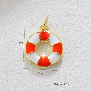 Dettaglio ciondolo salvagente in smalto rosso e bianco con altezza 1,9 cm e larghezza 1,3 cm