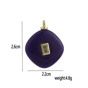 Vista dettagliata del pendente rettangolare in pietra naturale viola con dimensioni