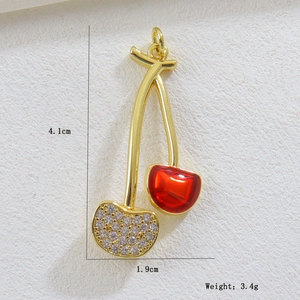 Makroaufnahme des Kirsch-Anhängers mit Maßen von 4,1 cm Höhe und 1,9 cm Breite