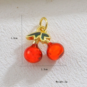 Detailansicht des roten Kirsch-Anhängers mit Maßen 1.6cm x 1.3cm und 2g Gewicht