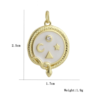 Detalle del colgante bañado en oro de 18k con luna y estrella en esmalte blanco