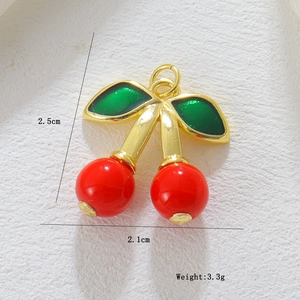 Detailansicht der roten Kirsch-Anhänger mit Maßen 2.5cm mal 2.1cm und Gewicht 3.3g