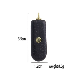 Pendente rettangolare in pietra blu con gemma verde e dimensioni di 3,5 cm di altezza