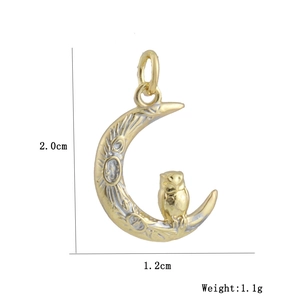 Vista de dimensiones del colgante de búho en media luna chapado en oro de 18k con medidas