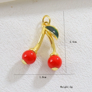 Nahaufnahme Kirsch-Anhänger mit Maßen 2,5 cm x 1,8 cm auf weißem Hintergrund