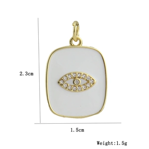 Vista de detalle del colgante de ojo turco cuadrado con esmalte blanco y oro 18k