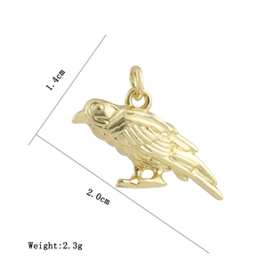 Detalle macro del colgante de pájaro en oro de 18k con medidas 1,4 cm alto y 2,0 cm ancho