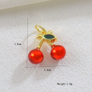 Detaillierte Maße des roten Kirsch-Anhängers 1,6cm x 1,4cm mit goldenem Blatt-Detail