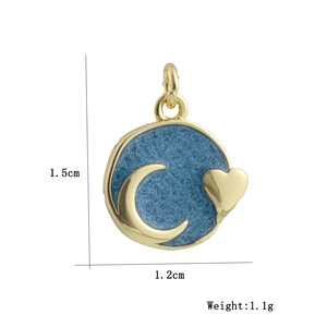 Detalle del colgante de oro de 18k con luna y corazón con dimensiones 1,5cm por 1,2cm