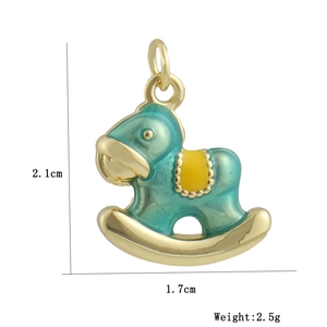 Detalle del colgante de caballo balancín chapado en oro 18k con esmalte azul y medidas
