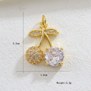 Detailansicht eines Kirsch-Anhängers mit Zirkonia und goldener Perlentextur