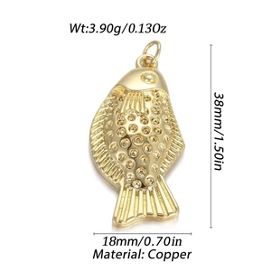 Ciondolo a forma di pesce in rame dorato con misure 38mm x 18mm e peso di 3,90g