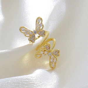 Detail eines vergoldeten 18k Doppel-Schmetterling-Rings mit Zirkonia-Mikropavé-Besatz