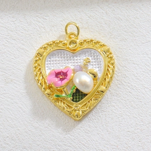 Detalle de colgante de corazón vintage con flor de esmalte rosa y perla de agua dulce