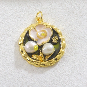 Detalle de un colgante chapado en oro de 18k con motivo floral de esmalte rosa y perlas