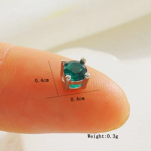 Détail macro d'un accessoire perle zircon vert 4mm avec indicateurs de taille et de poids