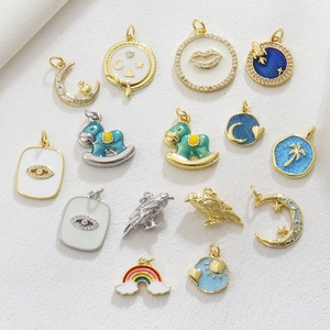 Detalle de dijes esmaltados bañados en oro de 18k para creación de joyas DIY