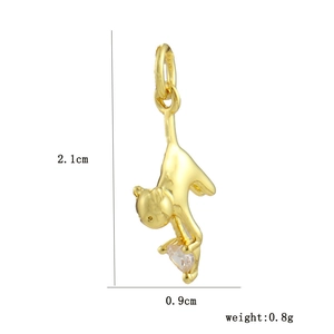 Detailed size chart of cat pendant with gold plating and heart-shaped zircon stone