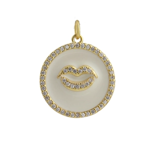 Detalle de colgante bañado en oro de 18k con esmalte blanco y diseño de labios de cristal