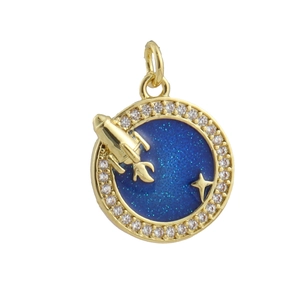 Detalle del colgante espacial chapado en oro con diseño de galaxia azul y cristales