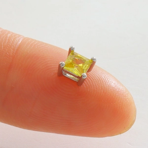 Gros plan d'une petite perle de zircon jaune carrée pour projets de bijoux DIY