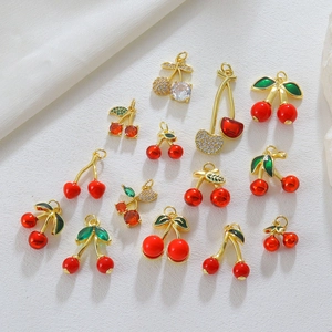 Nahaufnahme verschiedener Kirsch-Anhänger mit Blattgold-Details und Zirkonia-Inlays
