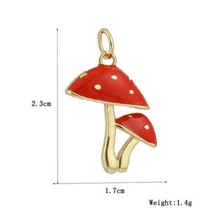 Detalle de colgante de seta de esmalte rojo con dimensiones 2,3cm x 1,7cm y peso 1,4g
