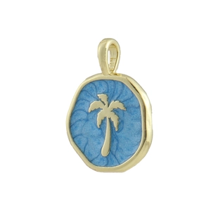 Detalle del colgante de palmera chapado en oro de 18k con acabado de esmalte azul