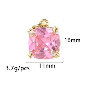 Vista macro del colgante de gema rosa de 16mm x 11mm con base dorada y medidas de tamaño