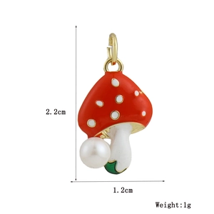 Detalle del colgante de hongo rojo chapado en oro 18k con perlas y medidas de 2,2 cm