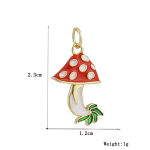Detalle del colgante de seta roja bañada en oro de 18k con dimensiones exactas