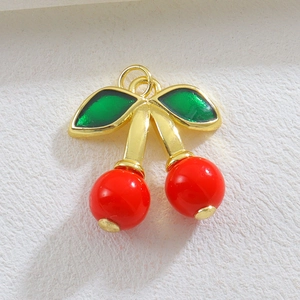 Eleganter roter Kirsch-Anhänger mit goldenem Stiel und grünen Emaille-Blättern