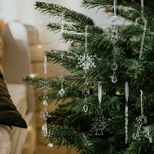 8-teiliges Set aus klaren Acryl-Weihnachtsanhängern mit Rentieren und Eiszapfen am Baum