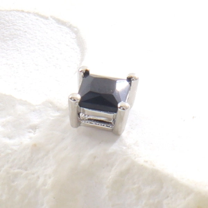 Vue macro de la boucle d'oreille carrée avec pierre noire et monture en argent