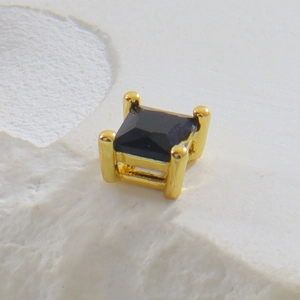 Macro de boucles d'oreilles carrées plaquées or avec zircone noire et serti à quatre griffes