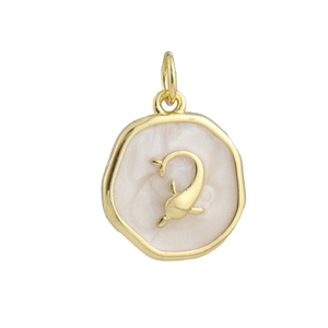 Detalle de un colgante de delfín bañado en oro de 18k con esmalte blanco para crear joyería DIY