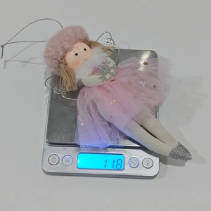 Ciondolo angelo di Natale rosa con misurazione del peso di 11,8 g sulla bilancia