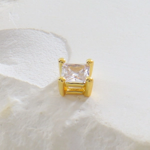 Vue macro d'une pierre CZ carrée avec monture en or à quatre griffes pour bijoux DIY
