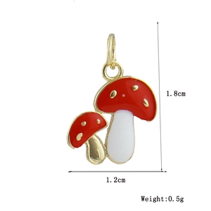 Detalle de dimensiones del colgante seta 1,8cm x 1,2cm en cobre bañado en oro de 18k