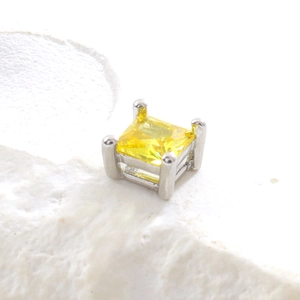Détail macro de pierre zircon jaune carrée avec serti à quatre griffes en argent pour bijoux