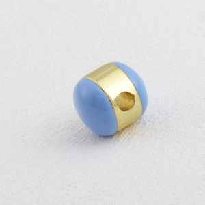 Primer plano de abalorio de esmalte azul bañado en oro 18k para joyería de DIY