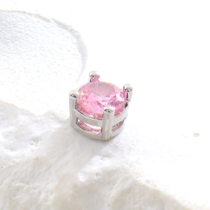 Vue macro de la pierre en zircon rose avec sertissage à quatre griffes en argent