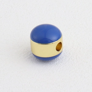 Detalle de cuenta de esmalte azul con espaciador chapado en oro 18k y orificio central