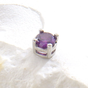 Détail macro d'une perle de cristal violette ronde avec serti à 4 griffes pour bijoux DIY