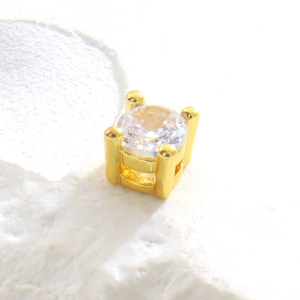 Vue macro de la monture couronne dorée avec une pierre en zircone cubique ronde