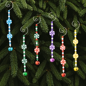Set de 6 colgantes navideños de cuentas de colores con cascabeles en ramas de pino